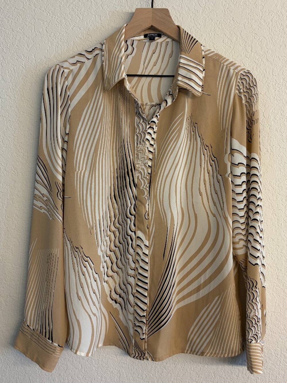 Express Relaxed Portofino Shirt Size M Tan Cream Abstract Print